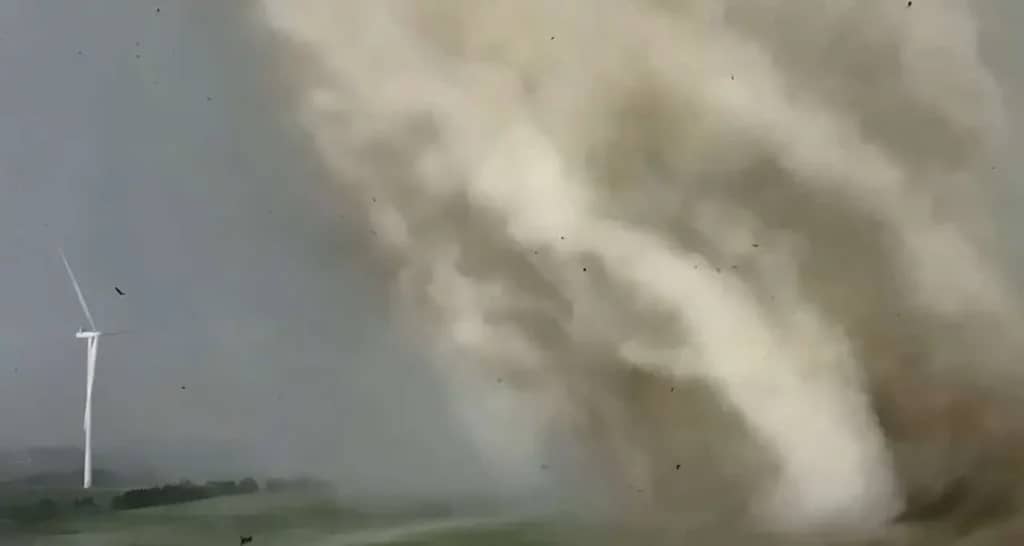 Дрон зняв неймовірні кадри торнадо, що зруйнував вітряну турбіну