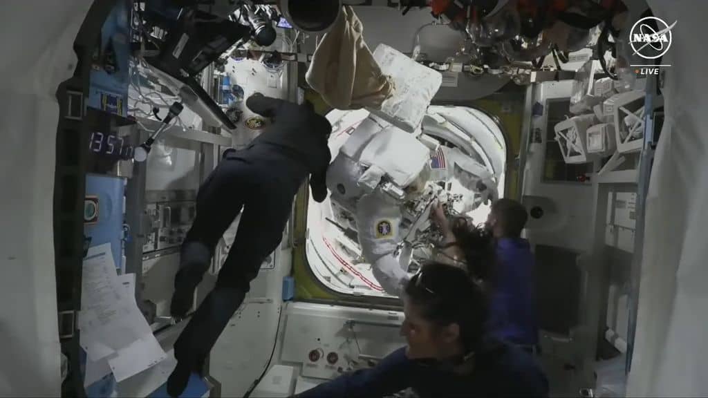 NASA скасувала вихід МКС у відкритий космос через витік охолоджуючої рідини в скафандрі