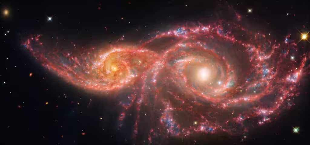 Webb та Hubble досліджують моторошну галактику