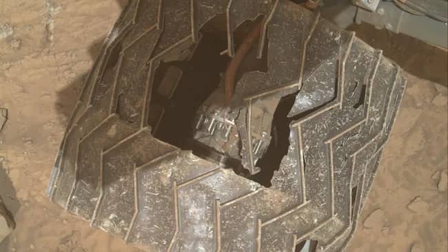Знімки NASA показують дірку в колесі марсохода Curiosity після 12 років на Марсі