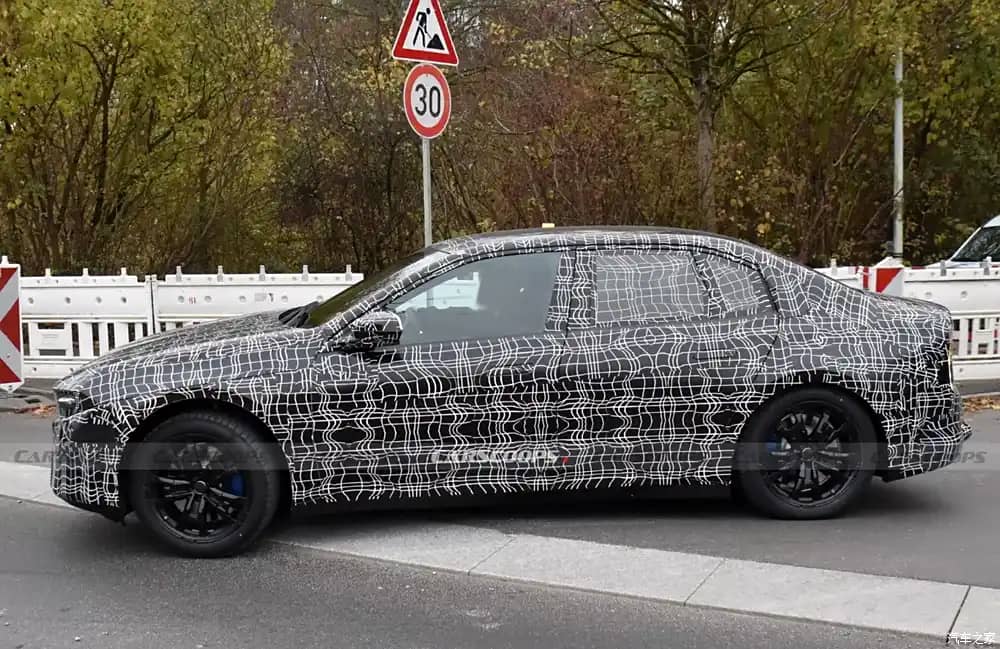 Седан BMW Neue Klasse вперше зняли на фото