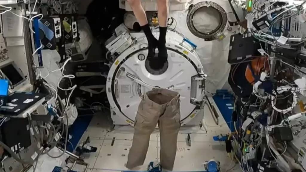 Астронавт NASA показав, як можна одягати штани у космосі