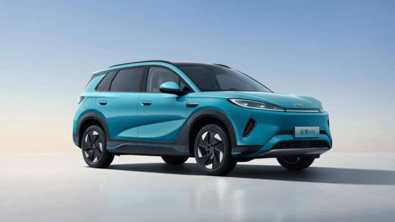 Представлений сучасний кросовер класу Volkswagen Tiguan з автопілотом