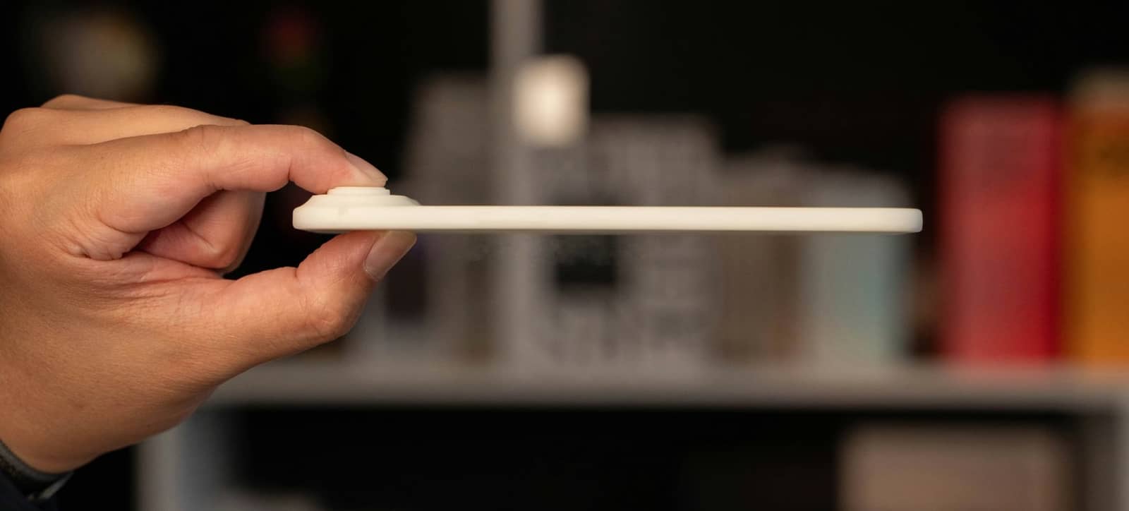 Макет iPhone 17 Air спробували зігнути на відео