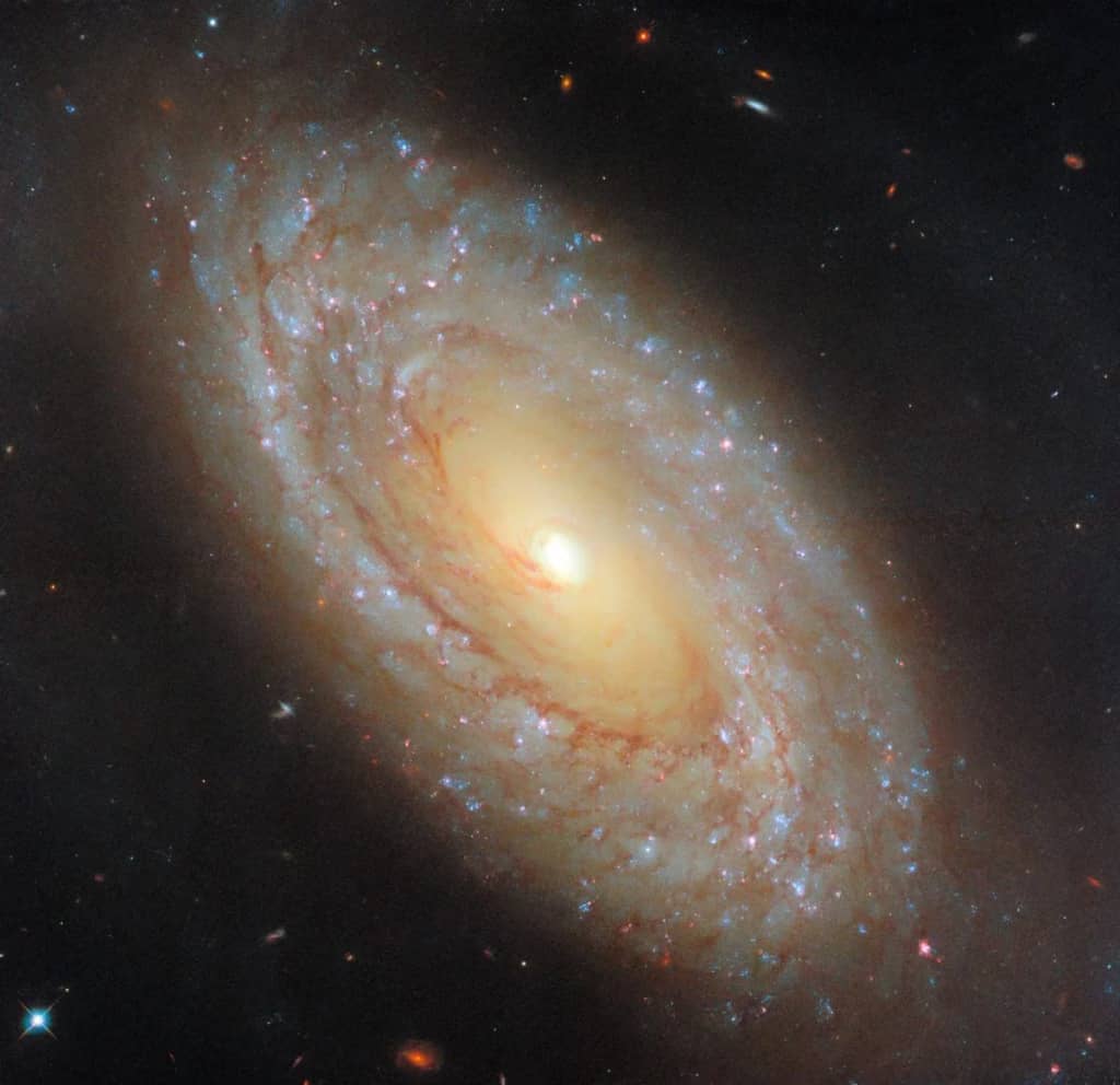 Hubble розкриває галактичну петлю зворотного зв’язку