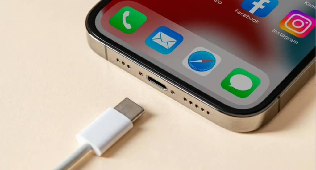 Чи потрібно знімати чохол зі смартфона під час заряджання акумулятора