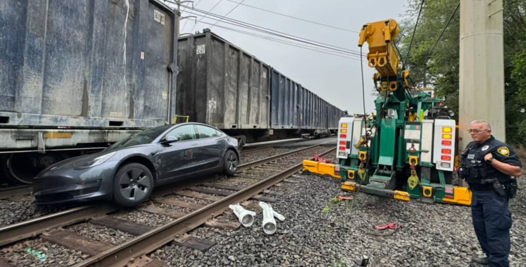 Tesla Model 3 застряг на залізничних коліях і потрапив під поїзд