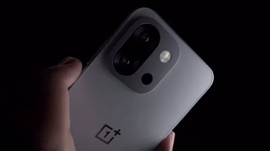 OnePlus 15 отримає плоский дисплей та квадратний модуль камери