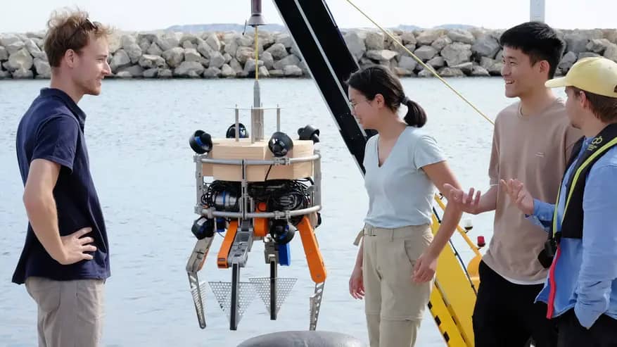 Вчені випробували робота для очищення морського дна від сміття