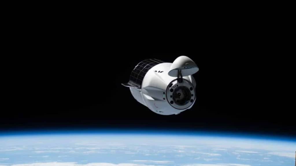 Корабель Dragon успішно виконав коригування орбіти МКС