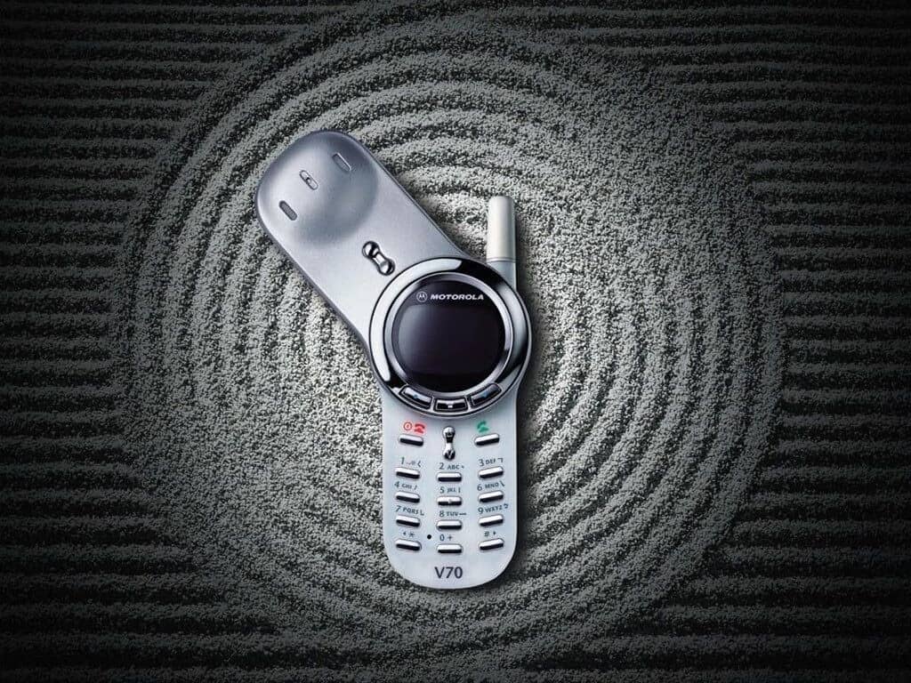 Створено двометрову Motorola V70, яка працює як звичайний телефон