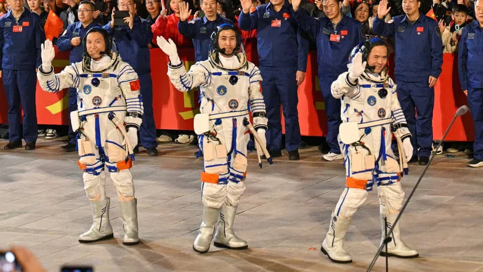Китайські астронавти застрягли у космосі після успішного порятунку своїх колег