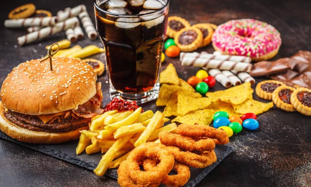 Лікарі з’ясували: ультраоброблені продукти можуть скорочувати життя людей після раку
