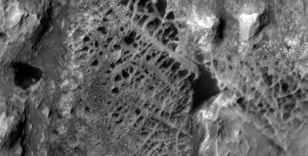 Марсохід Curiosity виявив павутинні хребти на Марсі, які натякають на стародавню воду