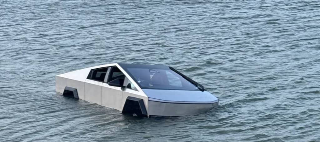 Власник Tesla Cybertruck заїхав у озеро, щоб перевірити функцію Wade Mode