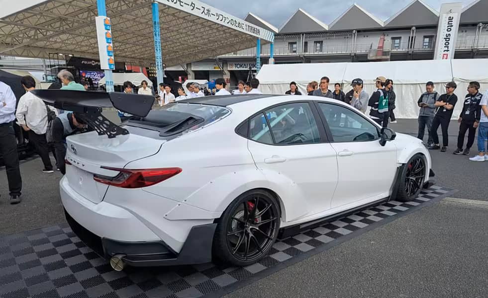 Toyota побудувала Camry з двома двигунами