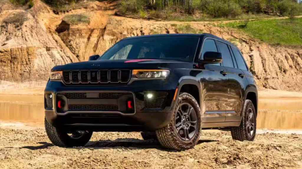Jeep показав тизер нового Cherokee Trailhawk