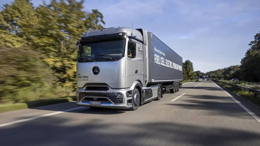 Mercedes запускає випробування нових вантажівок