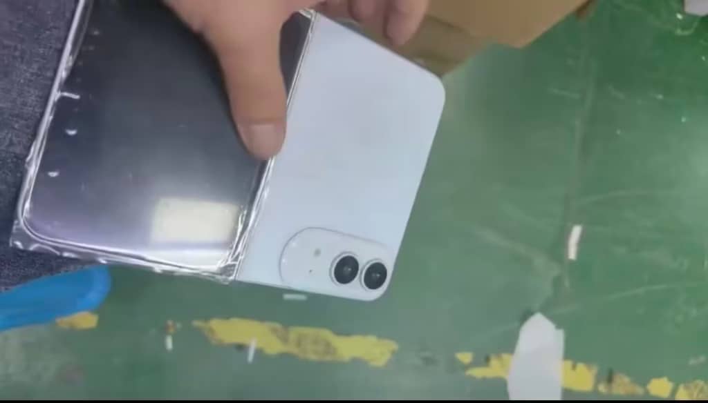 У Мережі показали макет білого складаного iPhone