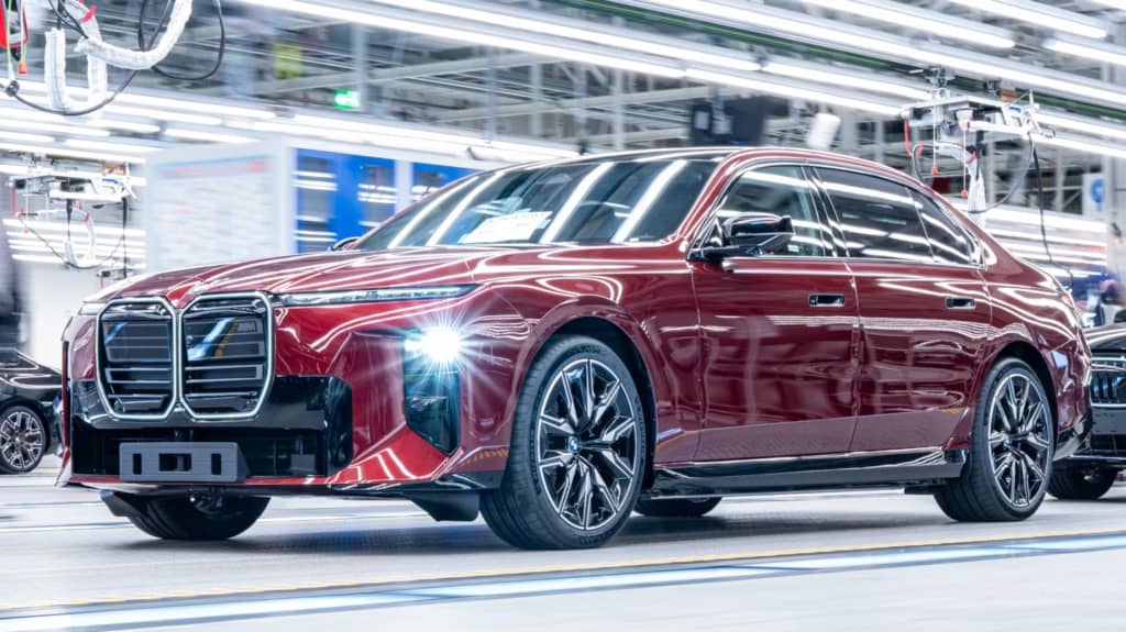Новий седан BMW 7 серії зійшов з конвеєра