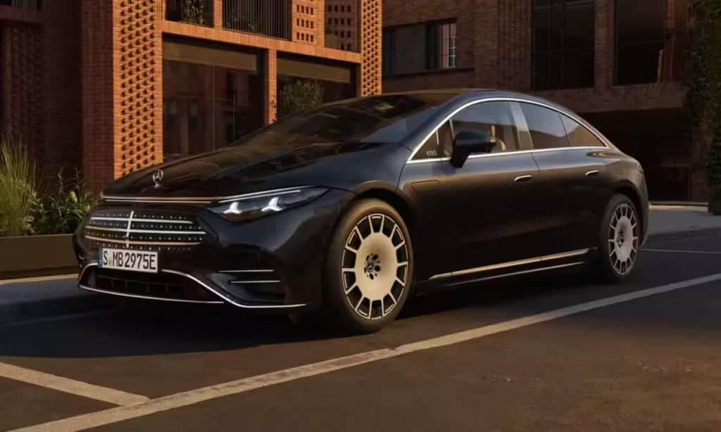 Mercedes готується зняти з виробництва EQE та EQS