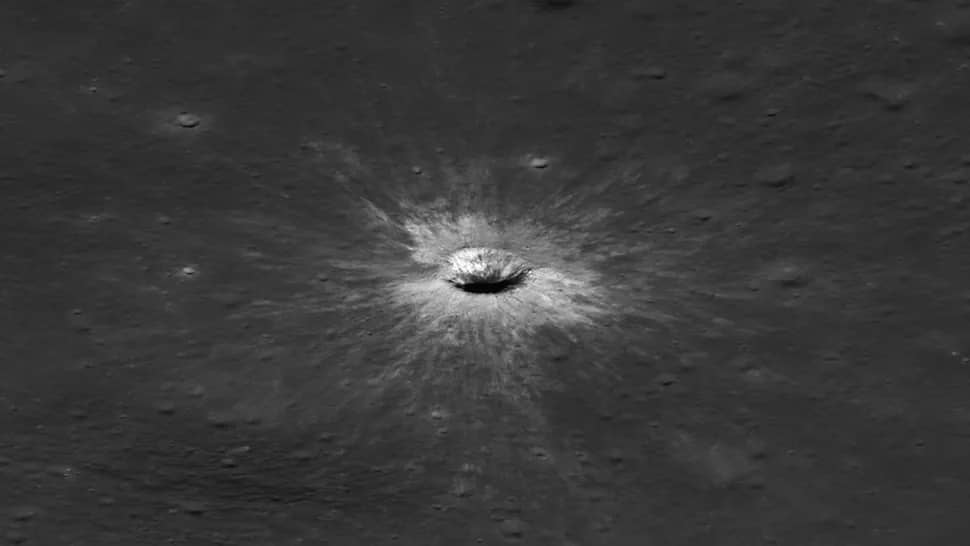 Космічний апарат NASA виявив новий гігантський кратер на Місяці