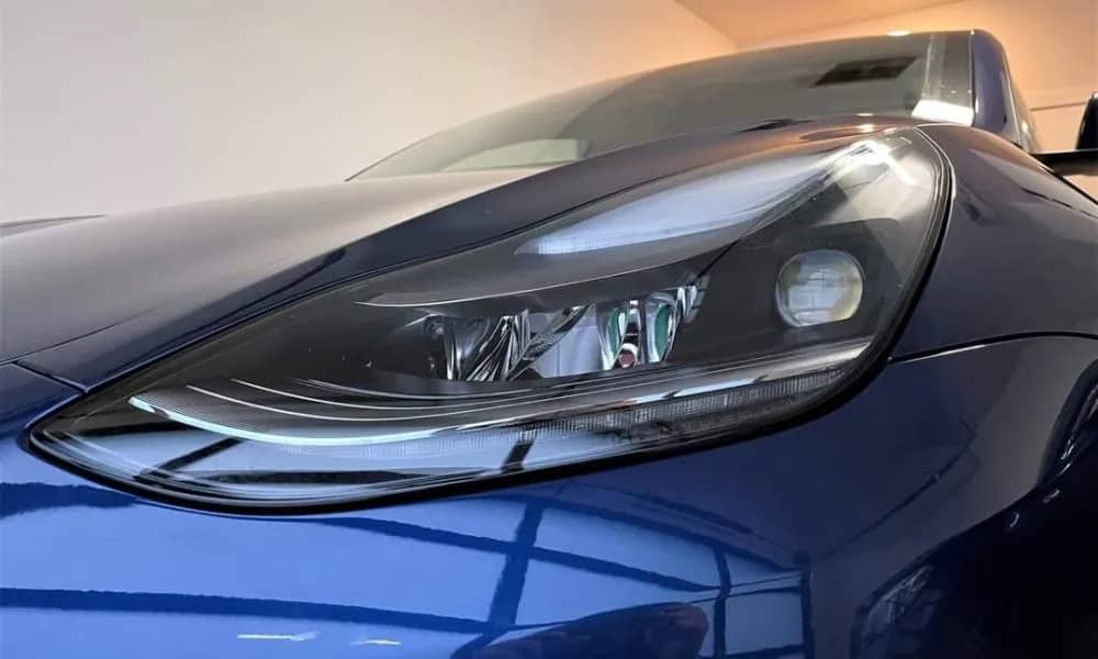 Tesla тестує «розумні» фари, які самі коригують світло