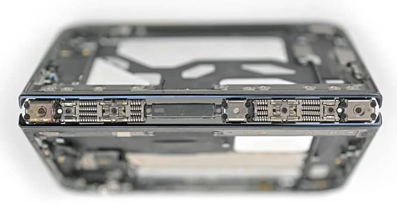 Розбирання iPhone Duo показало можливі причини появи тріщин на екрані