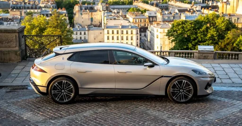 Denza Z9 GT перевертає гру: 9 хвилин для майже повної зарядки і “Око Бога” для міста