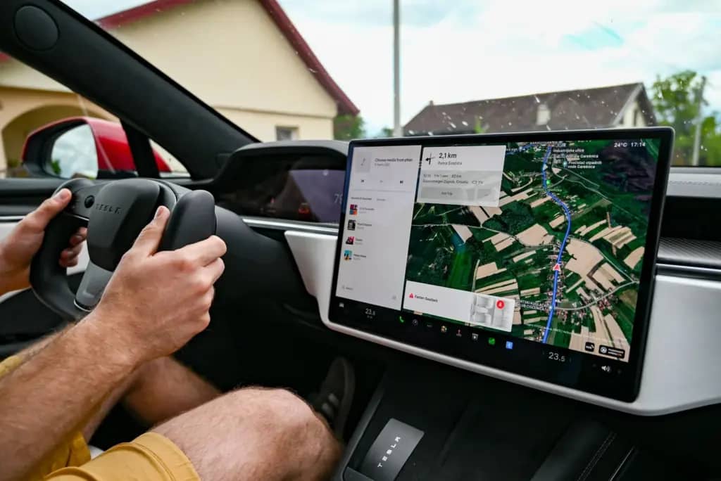 Німеччина дала зелене світло Tesla FSD, але їй доведеться змінити назву