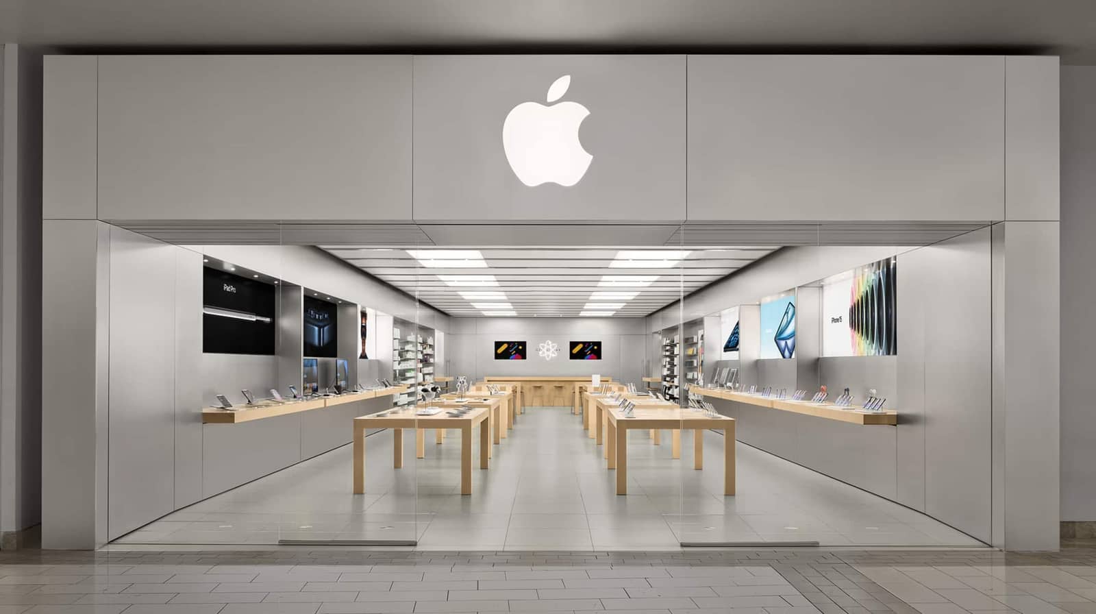 Apple закриває три магазини в США: ось чому