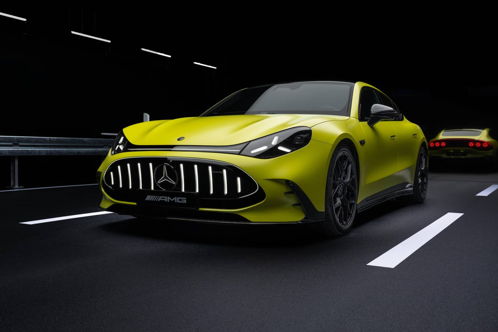 Електричний Mercedes AMG GT 4-дверний купе розганяється до 100 км/год за 2 секунди