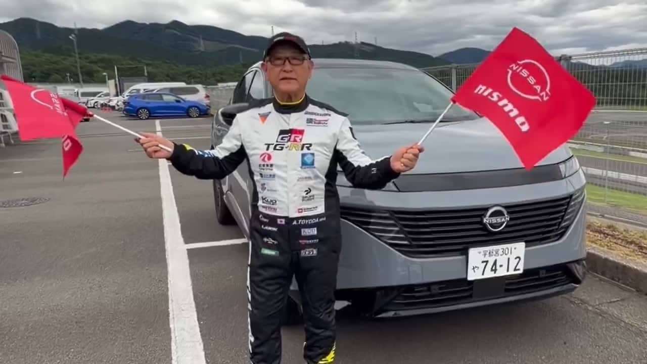 Голова Toyota жартівливо махає прапорами Nissan у вірусному відео