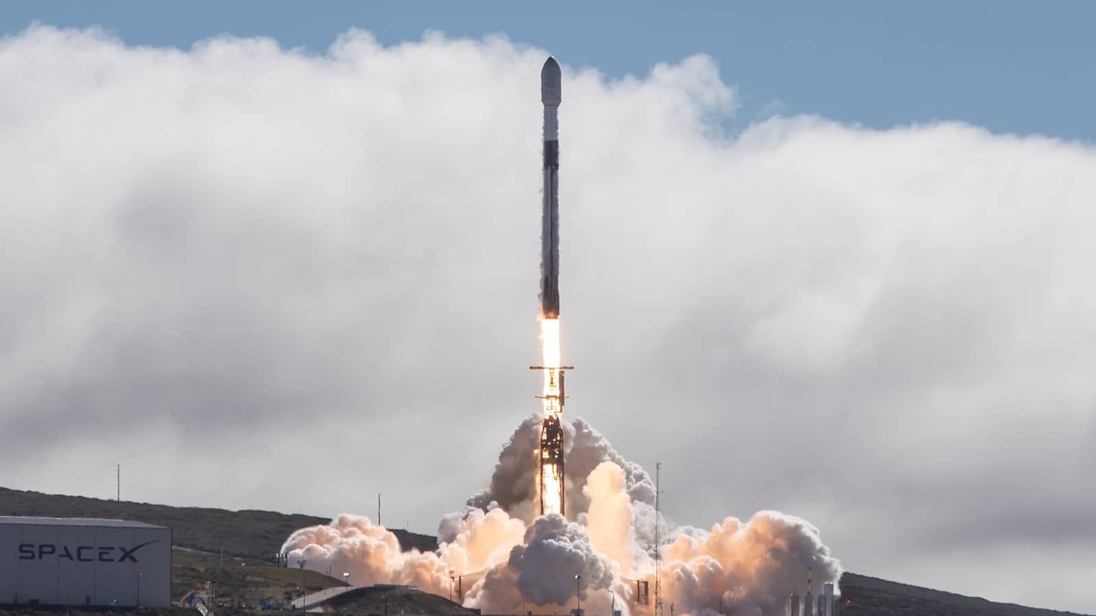 SpaceX укладає контракти на оборону