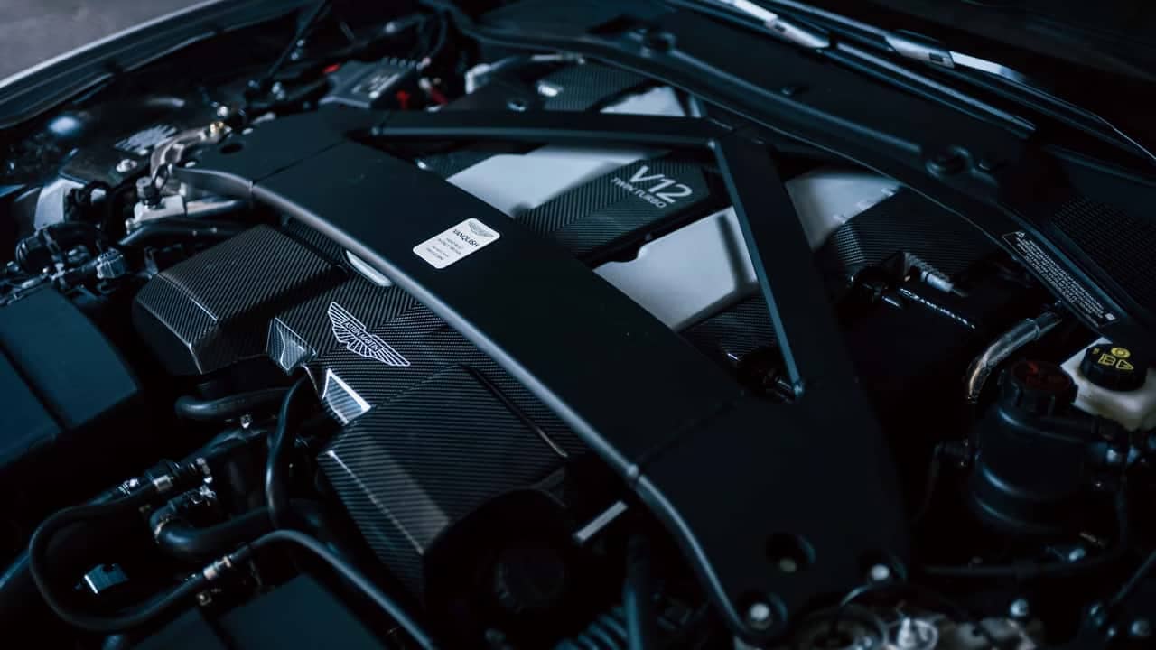 Aston Martin відкладає електромобілі, щоб зберегти V12