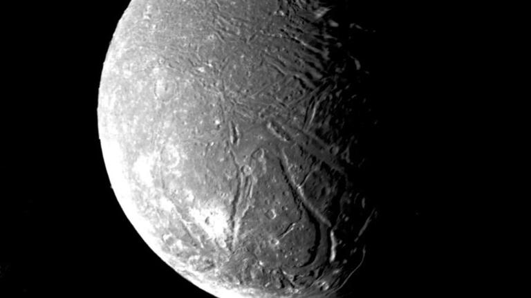 Вчені знайшли сліди океану на місяці Урана