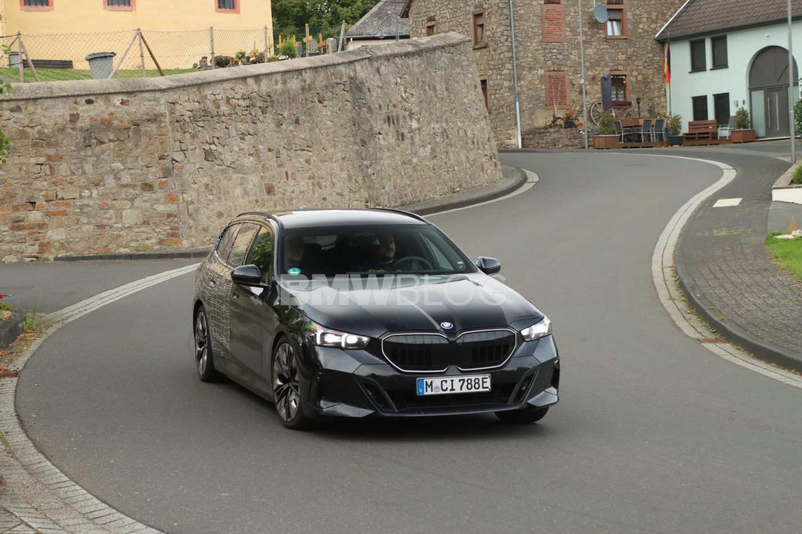 Універсал BMW i5 Touring показали на відео та шпигунських знімках