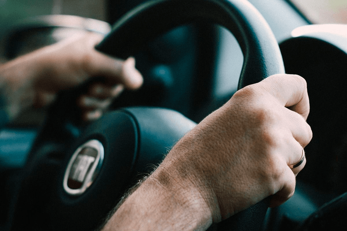 У досвідчених автомобілістів хочуть відібрати водійські права: що відомо