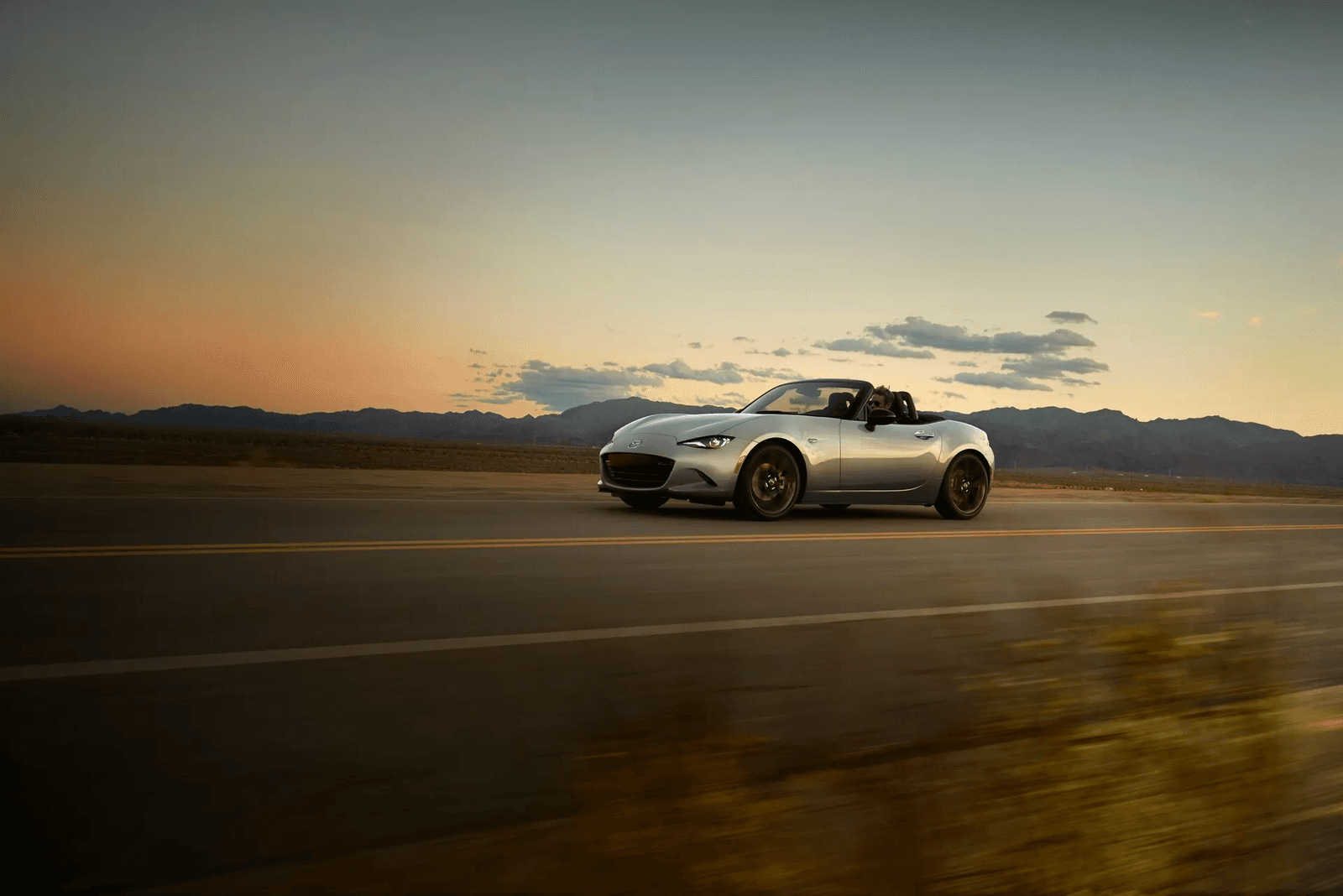 Оновлена Mazda MX-5 Miata 2024 року отримала нові фари, інформаційно-розважальну систему та багато іншого