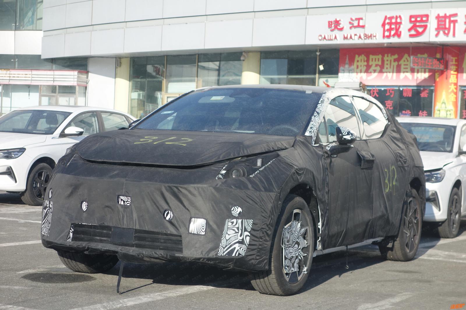 Lynk&Co вивела на тести свій перший електричний кросовер