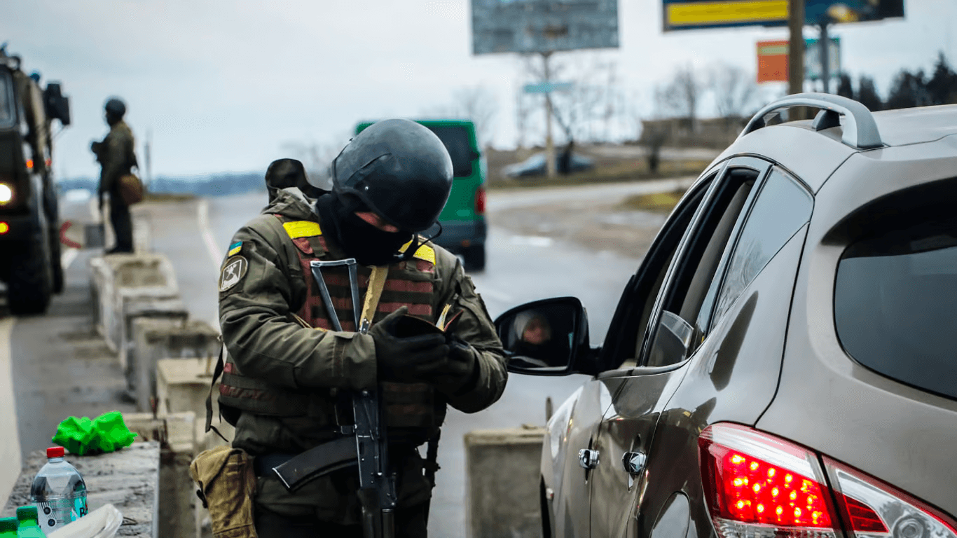 Чоловікам в Україні хочуть заборонити водити авто за неявку до ТЦК