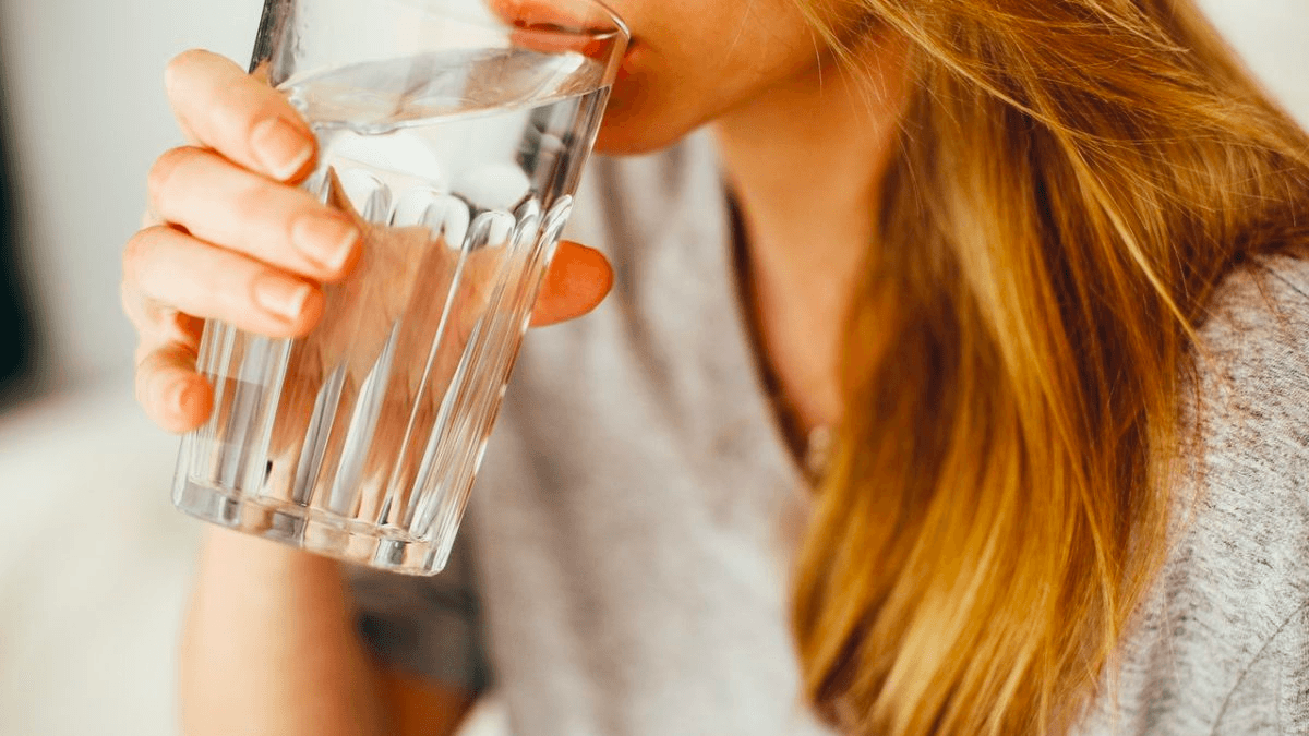 Лікарі розповіли, скільки води краще випивати щодня