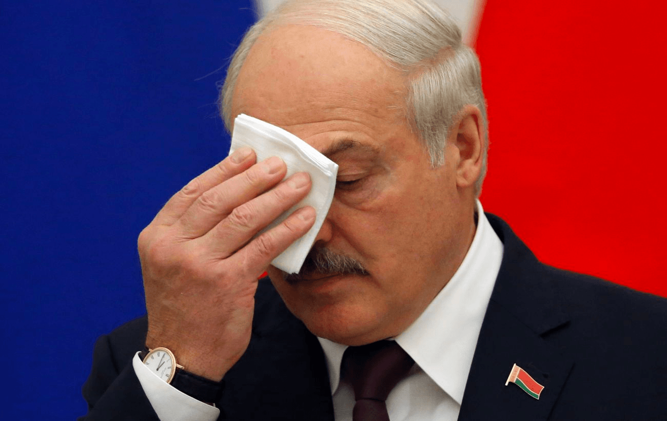 Лукашенко подарував президенту Зімбабве зламаний трактор