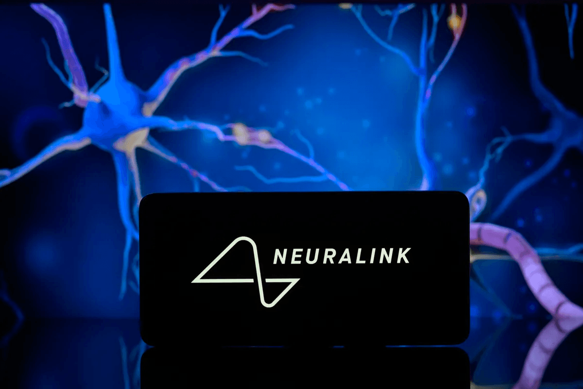 Перша людина з мозковим чіпом Neuralink керує комп’ютерною мишкою силою думки