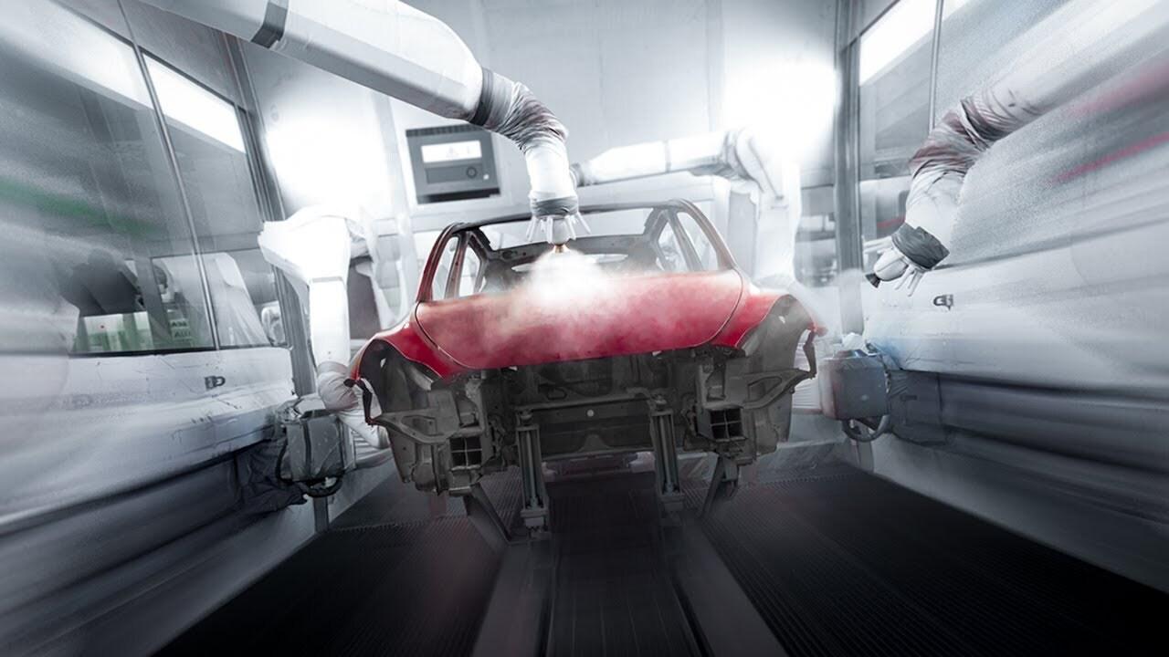 Складання електрокарів Tesla на заводі в Берліні показали очима дрона
