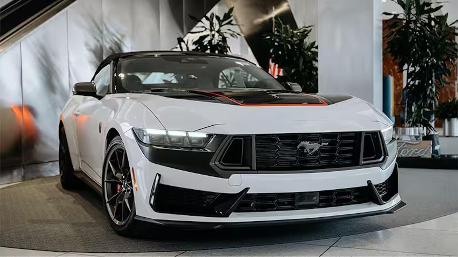 Ford побудував єдиний у світі кабріолет Mustang Dark Horse