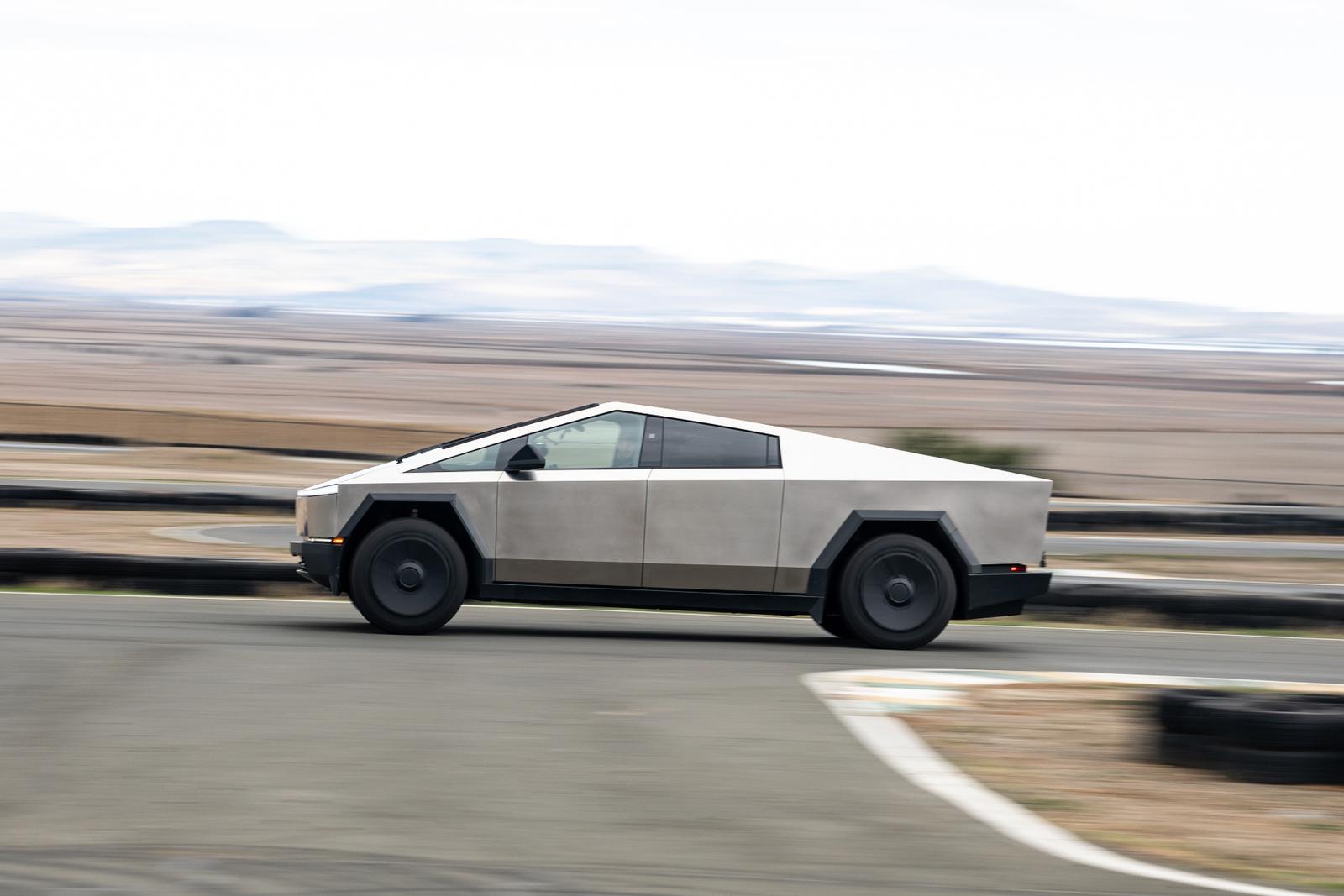 У Tesla Cybertruck може відвалитися і застрягти педаль газу