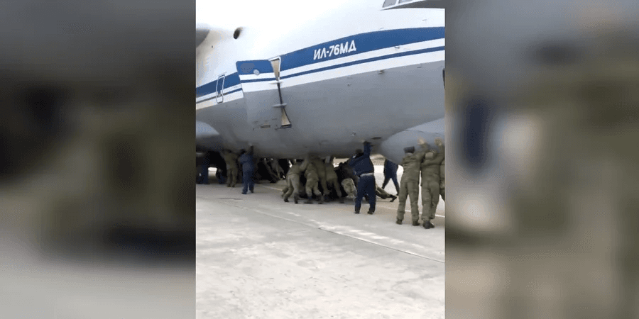 Російських військових змусили штовхати Іл-76 (Відео)