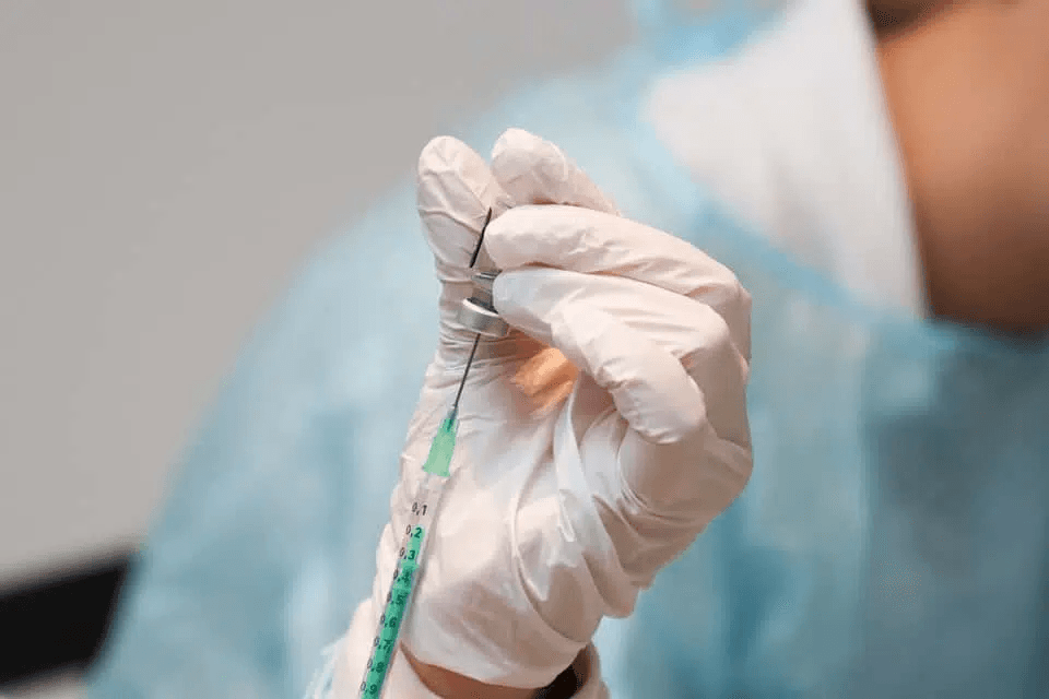 Утворення тромбів, пов’язаних із двома COVID-вакцинами – вчені знайшли причину