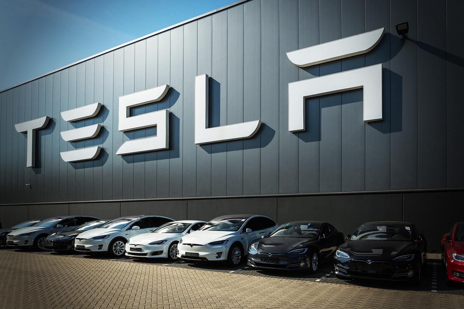 Компанія Tesla в найближчому майбутньому випустить три нові електромобілі